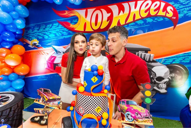 Tema Hot Wheels: pais e filho soprando a vela de 4 anos